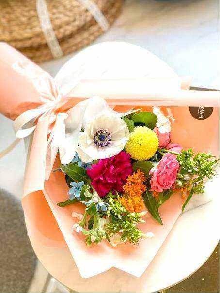 Students arranging bouquets