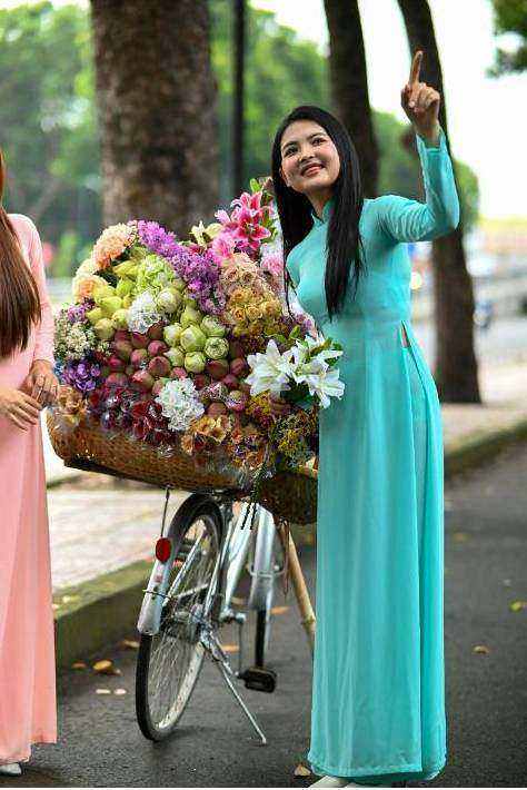 Students arranging flowers in workshop